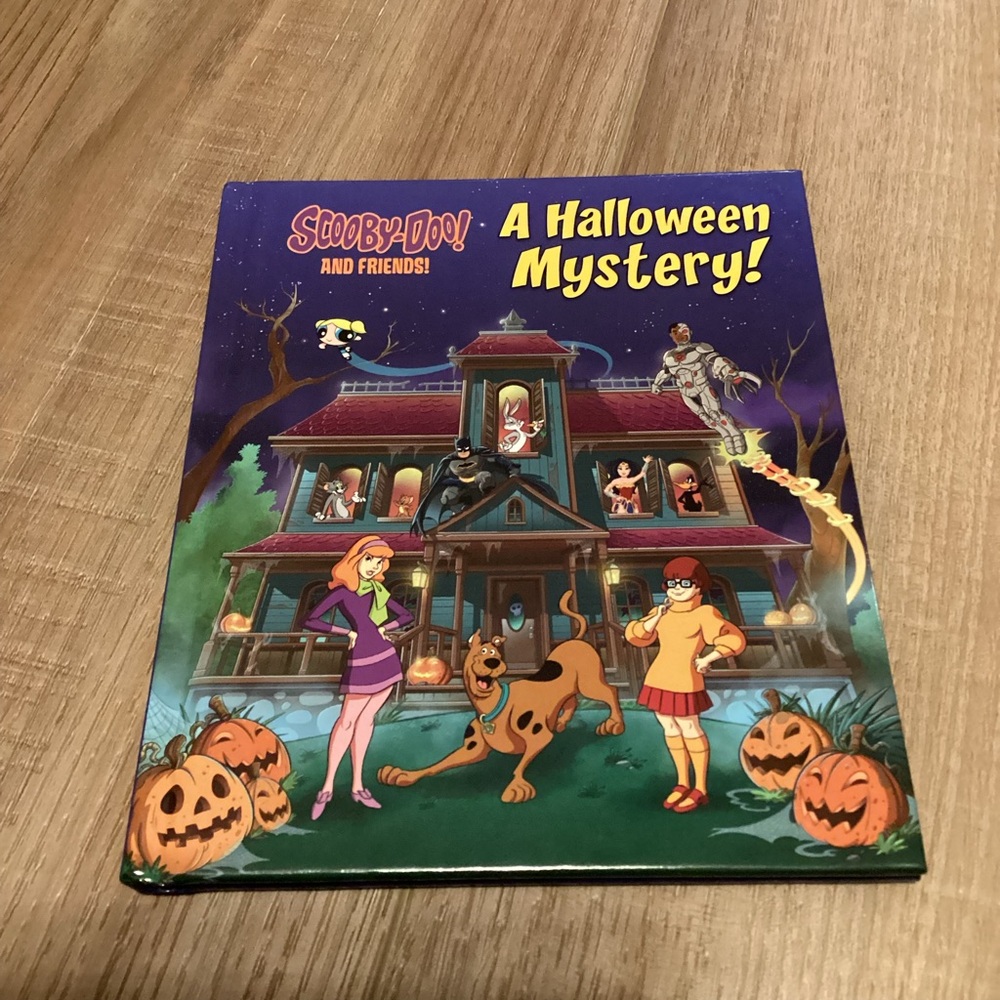 Golden Books Scooby Doo and Friends A Halloween Mystery Book * NEW